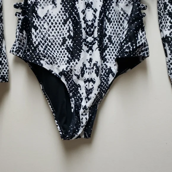 Women's Long Sleeve Snake Print Zipper Cut-Out Rash Guard Swimsuit. - Picture 6 of 11